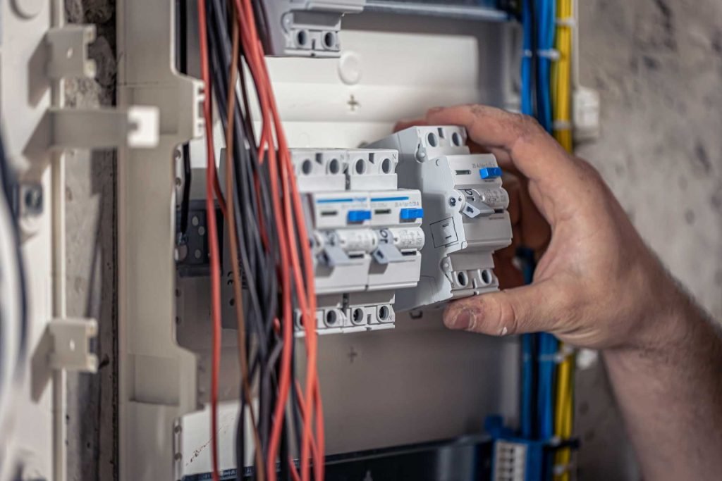 Electricista trabajando en un cuadro eléctrico