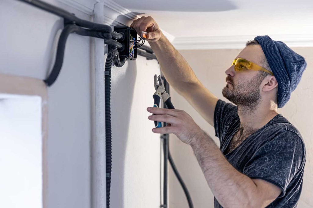 Electricista instalando un enchufe en una vivienda
