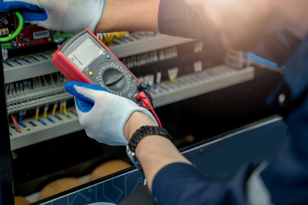 Electricista midiendo una instalación con un téster