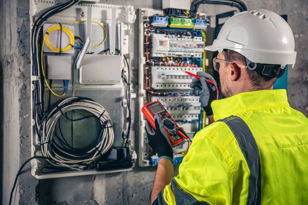 Técnico electricista trabajando en una vivienda