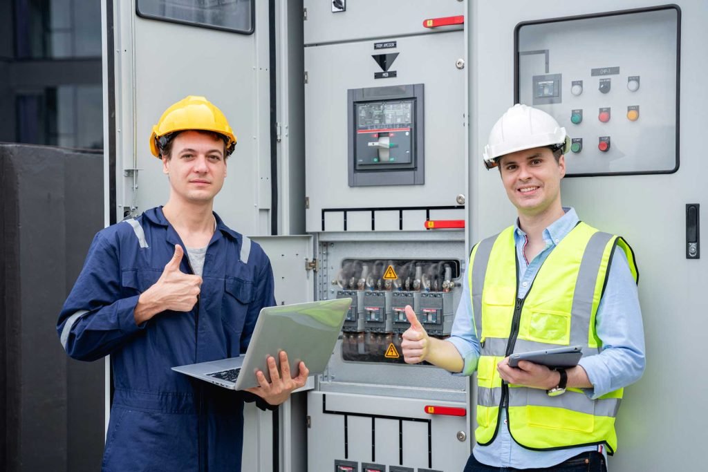 Electricistas revisando un cuadro de distribución